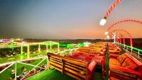 迪拜Overnight Chalet Campsite best for Couples Friends Parties and Overnight Event的一组长椅,坐在田野顶部