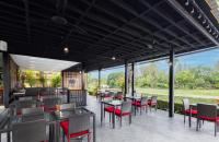 U Inchantree Kanchanaburi餐厅或其他用餐的地方