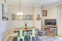 格尔夫海岸Gulf Shores Condo with Balcony 2 Mi to Fort Morgan!的有桌子和椅子的餐厅