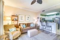 格尔夫海岸Gulf Shores Condo with Balcony 2 Mi to Fort Morgan!的带沙发的客厅和厨房