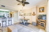 格尔夫海岸Gulf Shores Condo with Balcony 2 Mi to Fort Morgan!的带桌子的客厅和餐厅
