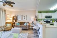 格尔夫海岸Gulf Shores Condo with Balcony 2 Mi to Fort Morgan!的配有沙发和桌子的厨房和客厅