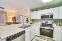 格尔夫海岸Gulf Shores Condo with Balcony 2 Mi to Fort Morgan!的带白色橱柜和水槽的厨房