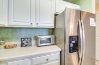 Gulf Shores Condo with Balcony 2 Mi to Fort Morgan!的厨房或小厨房