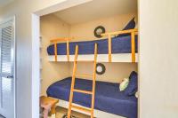 Gulf Shores Condo with Balcony 2 Mi to Fort Morgan!客房内的一张或多张双层床