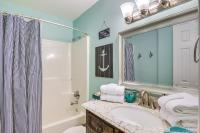 Gulf Shores Condo with Balcony 2 Mi to Fort Morgan!的一间浴室