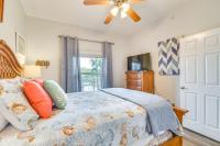 Gulf Shores Condo with Balcony 2 Mi to Fort Morgan!客房内的一张或多张床位