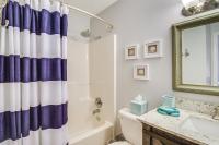 Gulf Shores Condo with Balcony 2 Mi to Fort Morgan!的一间浴室