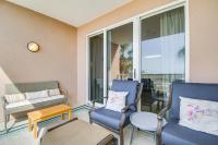 Gulf Shores Condo with Balcony 2 Mi to Fort Morgan!的休息区