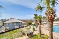 Gulf Shores Condo with Balcony 2 Mi to Fort Morgan!内部或周边的泳池
