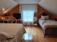 Gîte au Charme Victorien客房内的一张或多张床位