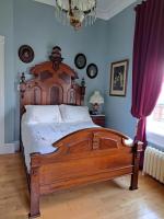 Gîte au Charme Victorien客房内的一张或多张床位