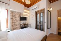 Saye Konak Hotel &#39; Kaleiçi&amp;Oldtown&#39;的电视和&#47;或娱乐中心