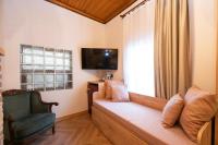 Saye Konak Hotel &#39; Kaleiçi&amp;Oldtown&#39;的电视和&#47;或娱乐中心