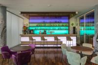DoubleTree by Hilton Frankfurt Niederrad酒廊或酒吧区