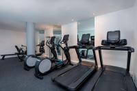 DoubleTree by Hilton Frankfurt Niederrad的健身中心和/或健身设施
