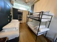 阿姆斯特丹Amsterdam Rembrandt Square city center Hotel的客房设有两张双层床和吊灯。