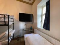 阿姆斯特丹Amsterdam Rembrandt Square city center Hotel的客房设有两张双层床和一台平面电视。