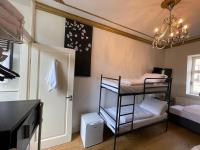 阿姆斯特丹Amsterdam Rembrandt Square city center Hotel的客房设有两张双层床和吊灯。