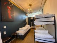 阿姆斯特丹Amsterdam Rembrandt Square city center Hotel的房间里的一组双层床