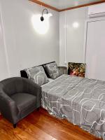 T1 bis bungalow chez Appart-Saint-Louis客房内的一张或多张床位
