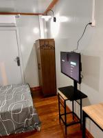 T1 bis bungalow chez Appart-Saint-Louis的电视和/或娱乐中心