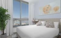 Nathan&#39;s Suites On The Beach客房内的一张或多张床位