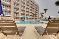 Gulf Shores Condo with Balcony 2 Mi to Fort Morgan!内部或周边的泳池