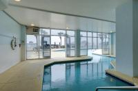 Gulf Shores Condo with Balcony 2 Mi to Fort Morgan!内部或周边的泳池