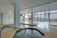 Gulf Shores Condo with Balcony 2 Mi to Fort Morgan!内部或周边的泳池