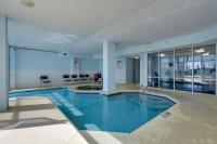 Gulf Shores Condo with Balcony 2 Mi to Fort Morgan!内部或周边的泳池