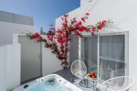 Cycladic Suites & Spa的阳台或露台