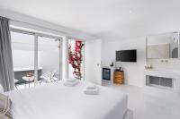 Cycladic Suites & Spa客房内的一张或多张床位