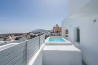 Cycladic Suites & Spa内部或周边的泳池