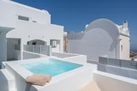 Cycladic Suites & Spa内部或周边的泳池