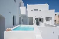 Cycladic Suites & Spa内部或周边的泳池