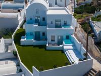 Cycladic Suites & Spa内部或周边的泳池