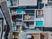 Cycladic Suites & Spa内部或周边的泳池