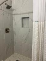 Deluxe Inn & Suites的一间浴室