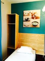 L'ANNEXE 66 , Saint Denis Centre Ville , à 200 m de la Rue Piétonne , du Petit Marché et du Leader Price , sur une rue calme, PARKING GRATUIT sur la rue客房内的一张或多张床位