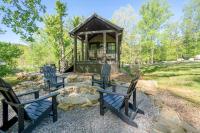 加特林堡Farmhouse Tiny home with fishing Pond - Oak Cabin的院子里有三把蓝色椅子的凉亭
