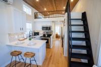 Farmhouse Tiny home with fishing Pond - Oak Cabin的厨房或小厨房