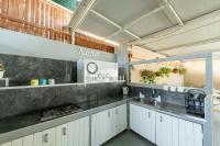 Villa Li Eilat的厨房或小厨房