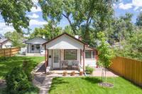 科罗拉多斯普林斯Vintage Tiny House CUTE 1BDRM Big Appeal的一间白色的小小屋,在院子里设有围栏