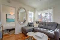科罗拉多斯普林斯Vintage Tiny House CUTE 1BDRM Big Appeal的带沙发和镜子的客厅