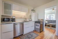 Vintage Tiny House CUTE 1BDRM Big Appeal的厨房或小厨房