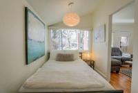 Vintage Tiny House CUTE 1BDRM Big Appeal客房内的一张或多张床位