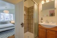 科罗拉多斯普林斯Vintage Tiny House CUTE 1BDRM Big Appeal的带水槽和淋浴的浴室