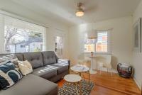Vintage Tiny House CUTE 1BDRM Big Appeal的休息区