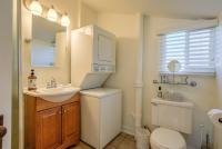 科罗拉多斯普林斯Vintage Tiny House CUTE 1BDRM Big Appeal的带水槽、马桶和镜子的浴室